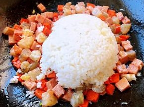 放入米饭中小火炒