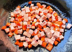 放入午餐肉炒出香味