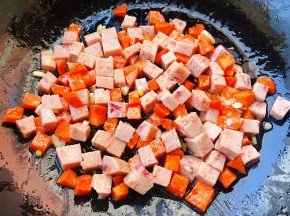 放入午餐肉炒出香味