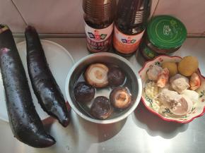 首先准备好全部食材，茄子洗净去蒂，香菇用热水烫洗，丸子是市售的，冲洗干净即可。