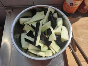 茄子切条，用盐水浸泡10-20分钟，然后沥水捏干备用。