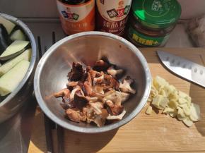 香菇捏干水分撕成小块，蒜瓣切碎，有胡萝卜可以准备点胡萝卜片。