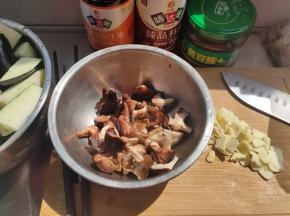 香菇捏干水分撕成小块，蒜瓣切碎，有胡萝卜可以准备点胡萝卜片。