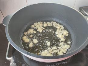 起锅热油，下蒜末爆香，再加入一勺葱伴侣黄豆酱快速炒香。（这里选用的是豆瓣酱是椒麻口味的，也可以选择原味或者辣味，根据个人喜好随意调整）