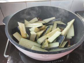 倒入茄子条，快速翻炒均匀。
