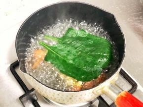 把菠菜叶、水果胡萝卜片和玉米粒放入沸水中焯熟，然后沥干水备用。