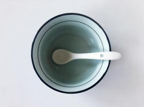 如果没有寿司醋，也可以用盐、糖、醋按1∶5∶10的比例调制。调制时将盐、糖、白醋调匀，放入锅中加热，晾凉后即可使用。注意，加热时不可令其沸腾，以免降低醋的酸味。