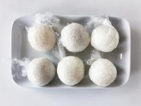 利用保鲜膜把饭团裹成圆球形。