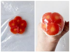 水果胡萝卜片摆成花型放在保鲜膜中间，同样的方法用保鲜膜裹好。