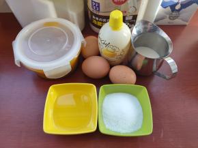 首先把全部材料称量准备好，蛋白跟蛋黄分离备用。（这里的三个鸡蛋大约是50g上下，若是65g以上的大鸡蛋，两个即可）