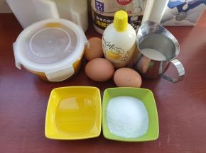 首先把全部材料称量准备好，蛋白跟蛋黄分离备用。（这里的三个鸡蛋大约是50g上下，若是65g以上的大鸡蛋，两个即可）