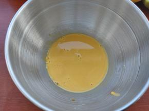 芒果果泥、牛奶、玉米油直接倒入打蛋盆内，搅打顺滑。