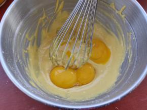 再加入蛋黄同法拌匀，记得把边缘刮干净，然后放置一旁静置，让气泡出来，不要动，面糊会比较细滑。