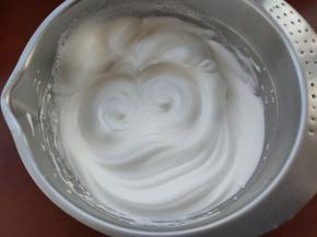 蛋白加入几滴柠檬汁，打蛋器打至鱼眼状，开始加入三分之一的细砂糖，待细砂糖完全消失，看不到颗粒再加入三分之一细砂糖，依此加入最后的细砂糖，直至蛋白能拉出一个短小直立的尖角。（打发好的蛋白表面会比较光亮细滑，插入筷子能够直立不倒。）