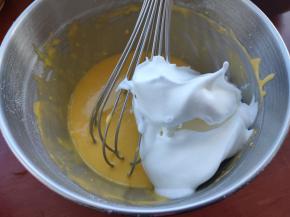 取出准备好的蛋黄糊，加入三分之一的蛋白霜，用蛋抽画Z字拌匀。