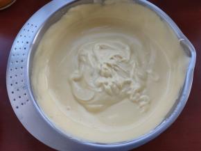 不到蛋白霜后再加入三分之一的蛋白霜加入，同样的方法拌匀，然后倒回蛋白霜的盆内，仍用之前的方法拌匀。