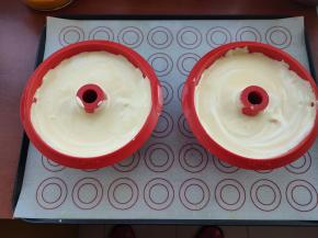 将准备好的面糊倒入模具，倒面糊时，蛋盆离模具大概15厘米高倒入面糊，这样能使里面的大气泡自动消除。