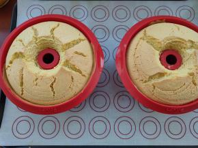 放入预热好的烤箱，上下火150度烘烤35分钟左右，这个温度跟时间仅供参考，实际操作根据自己家烤箱的脾气调整就可以了。（烤箱预热至少十分钟哟，在烘烤过程中一定要随时观察哦，戚风长到最高点，开始微微滑落的时候就代表我们的戚风内部已经烤透了，要是不确定，可以插根竹签进去，没有面糊带出来就表示烤好了）