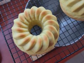 烤制完成后，马上取出模具，趁热脱模晾凉保存。