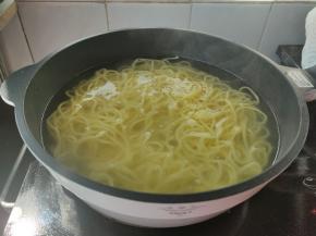 烧一锅清水，撒上一勺盐，煮至完全沸腾后倒入面条，煮至八分熟捞出冷下冷水。