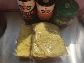 准备好面条跟调料。