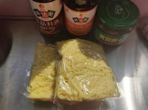 准备好面条跟调料。