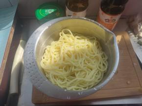 冷水过凉后的面团沥水备用。