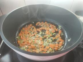 起锅热油，下葱花、胡萝卜丁炸香。