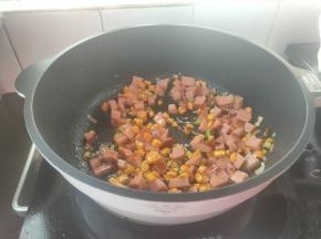 再倒入香肠丁，简单翻炒几下。