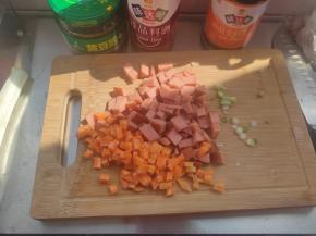 准备点胡萝卜丁、葱花、香肠丁做配菜，这个配菜可根据个人喜好搭配。