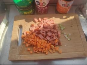 准备点胡萝卜丁、葱花、香肠丁做配菜，这个配菜可根据个人喜好搭配。