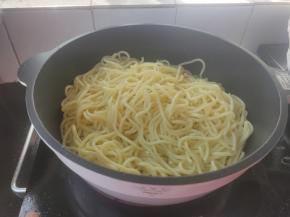 倒入备好的面条。