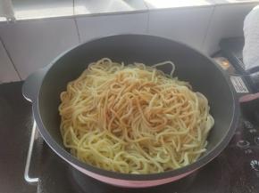 淋上2勺味达美尚品金标生抽，轻轻炒匀。