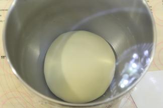 将面团搓圆放入盆内，盖上保鲜膜一发。