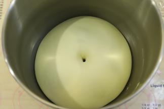 当面团发酵至2倍大时，手沾面粉，插入面团，不塌陷不回缩即发酵好了。