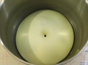 当面团发酵至2倍大时，手沾面粉，插入面团，不塌陷不回缩即发酵好了。