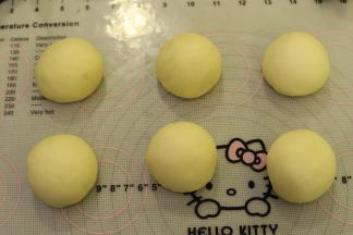 将面团轻压排气后平均分成6份，盖上保鲜膜松弛15分钟。