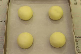 再次排气后整成圆形，放入烤盘。