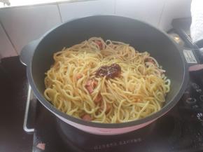 再加入2勺葱伴侣黄豆酱，用硅胶夹子轻轻炒匀。