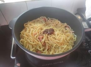 再加入2勺葱伴侣黄豆酱，用硅胶夹子轻轻炒匀。