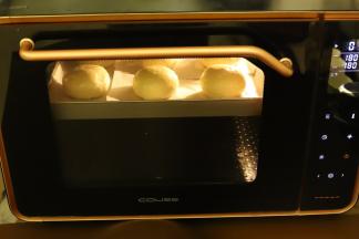 放入预热好的烤箱内180度，上下火中层，烘烤时间20分钟左右。