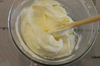 加入软化的奶油奶酪，搅拌至完全混合均匀。