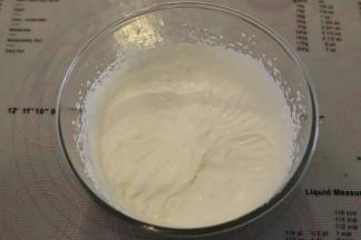 准备制作奶酪夹心：淡奶油加入糖粉，打发至6-7成。