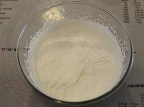 准备制作奶酪夹心：淡奶油加入糖粉，打发至6-7成。