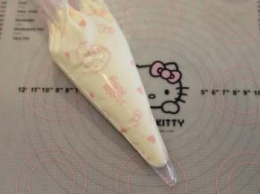 装入裱花袋内。
