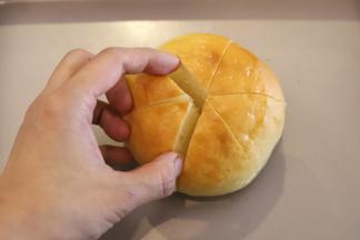 面包胚用刀切成6小份，底部不要切断。