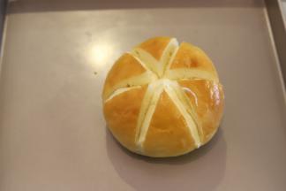 在六条缝隙内挤入奶酪夹心。