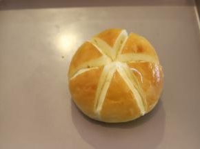 在六条缝隙内挤入奶酪夹心。
