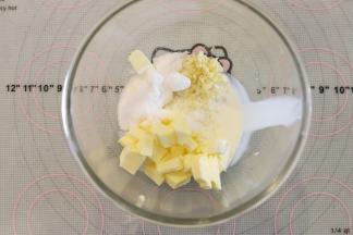 制作蒜香黄油：除了蛋白，其它的材料一起放入碗中。