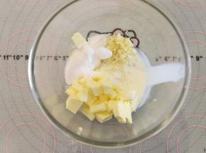 制作蒜香黄油：除了蛋白，其它的材料一起放入碗中。